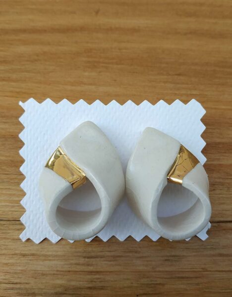 Handcrafted ceramic earings: Knot model