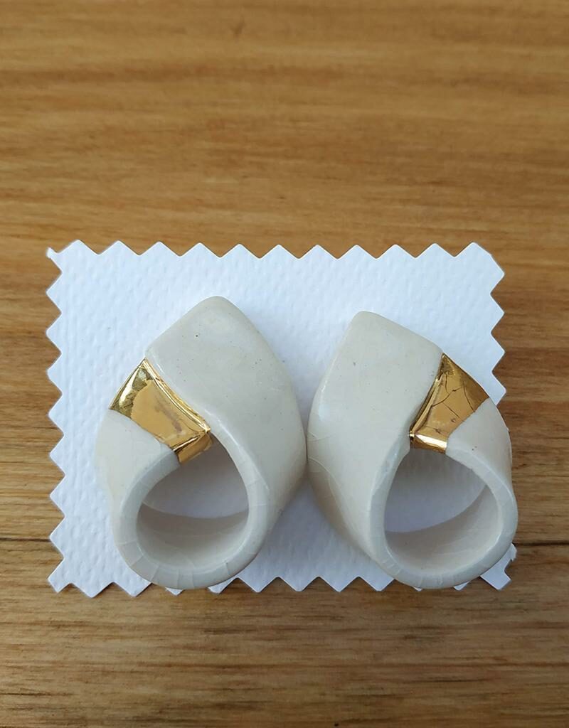 Handcrafted ceramic earings: Knot model